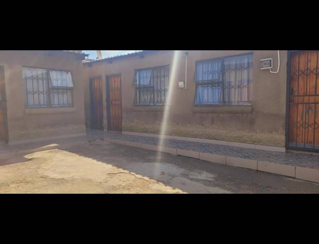 11 BEDROOM HOUSE FOR SALE IN TSAKANE